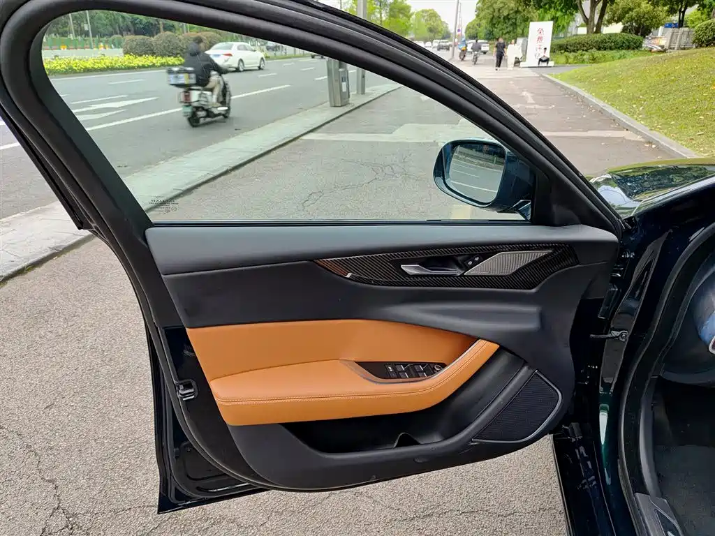 Jaguar XEL 2024 Model 2.0T 250PS R-DYNAMIC S Gloss Black Sport Edition фото 6