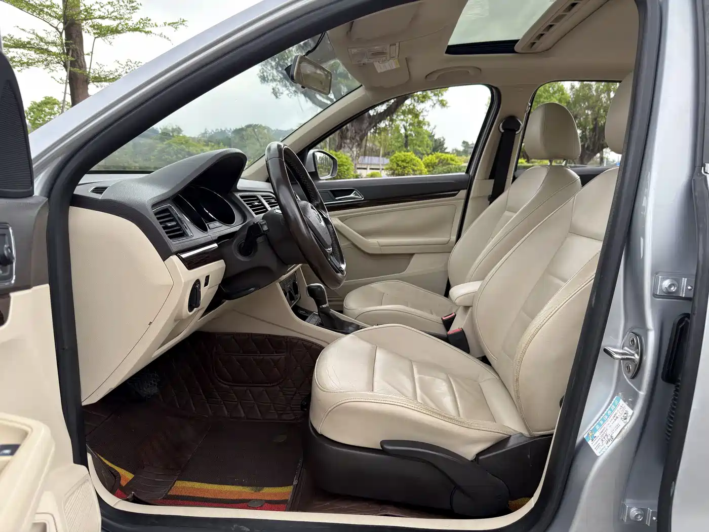 Volkswagen Lavida 2015 1.6L Automatic Comfort Edition фото 4