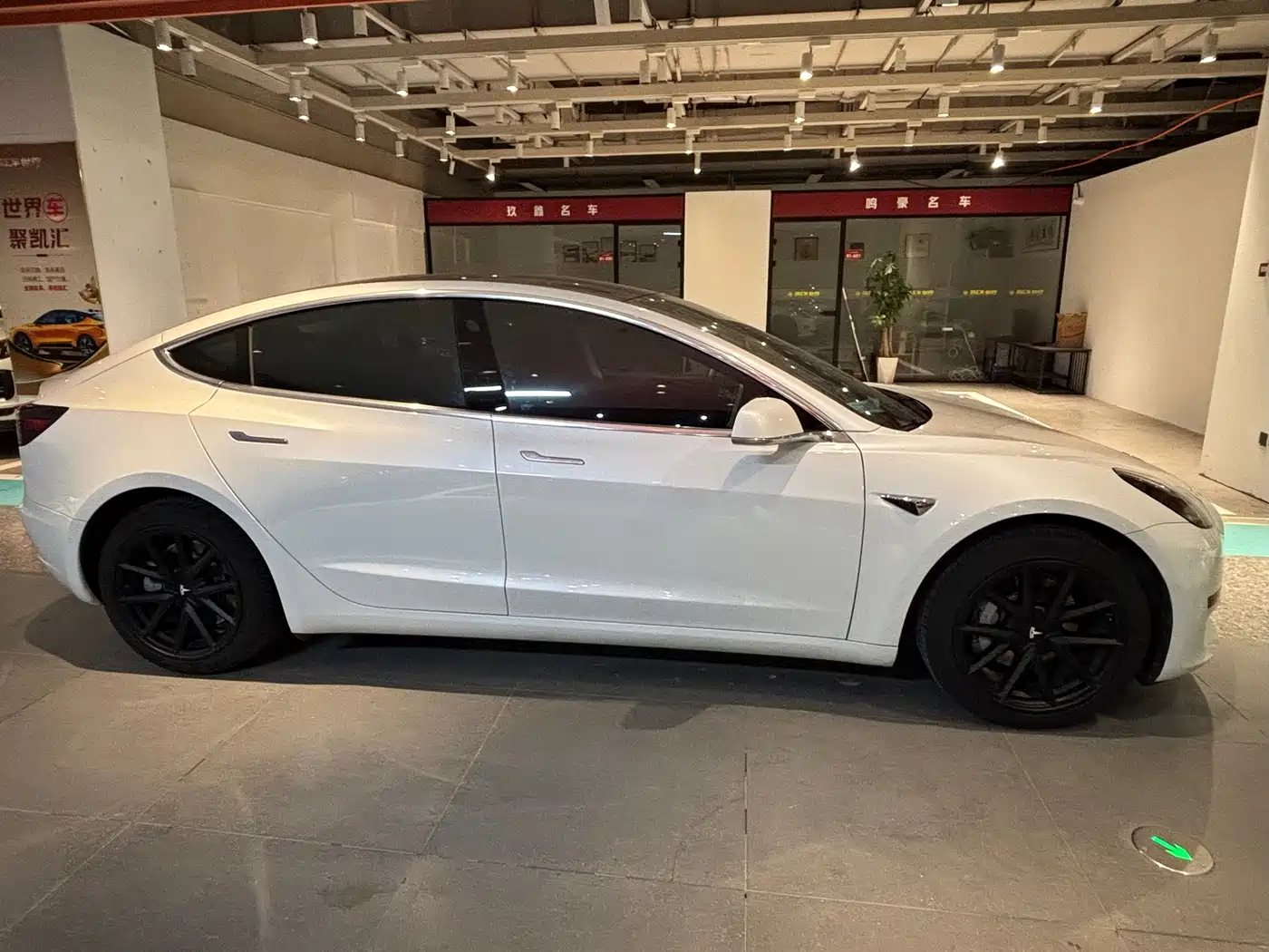 TESLA MODEL 3