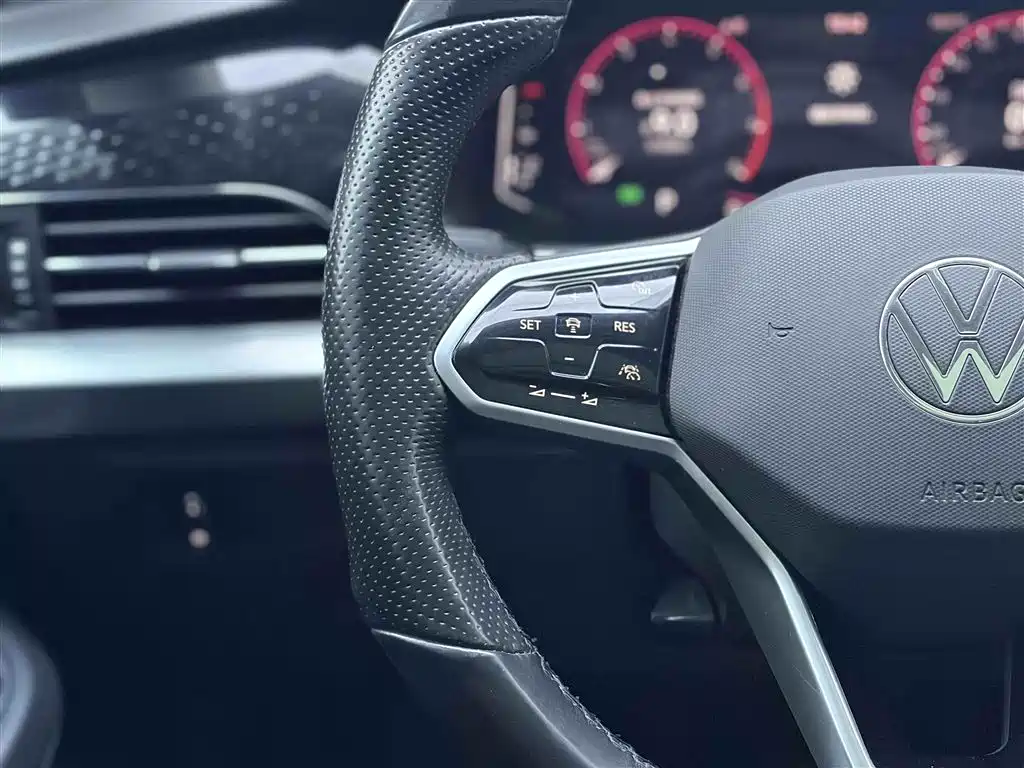 Volkswagen Passat 2022 330TSI Luxury Edition фото 21