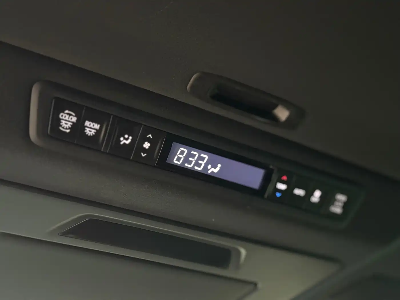 Lexus LM 2020 300h Seven-Seater Elegance Edition фото 18
