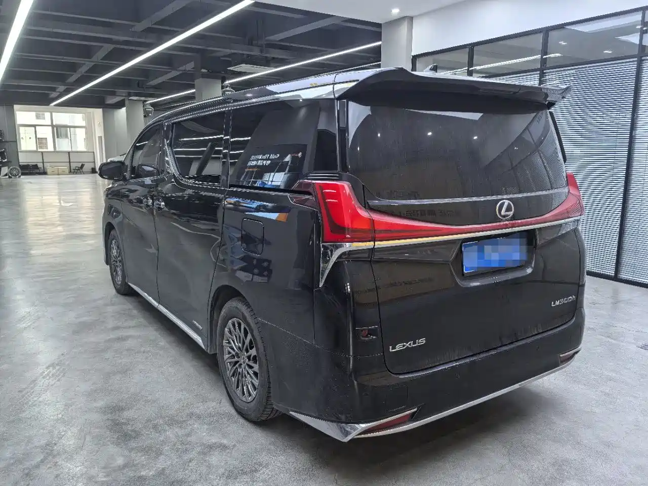 Lexus LM 2020 300h Seven-Seater Elegance Edition фото 23