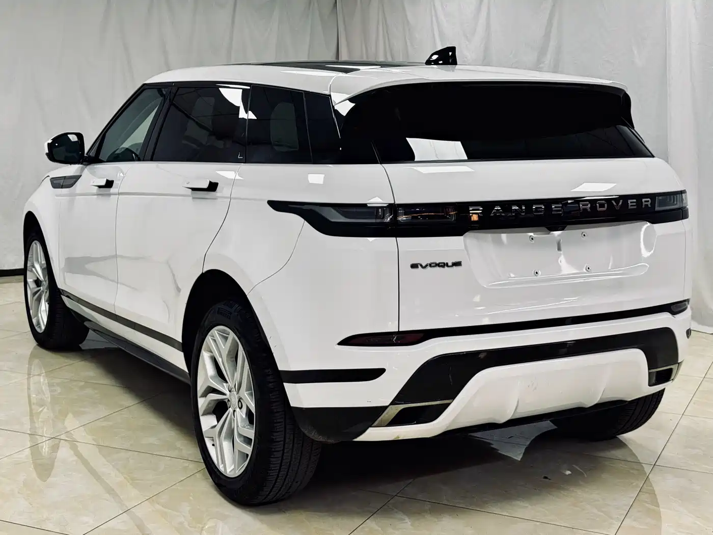 Land Rover Range Rover Evoque 2024 Range Rover Evoque L 200PS Glowing Elegance Edition фото 6