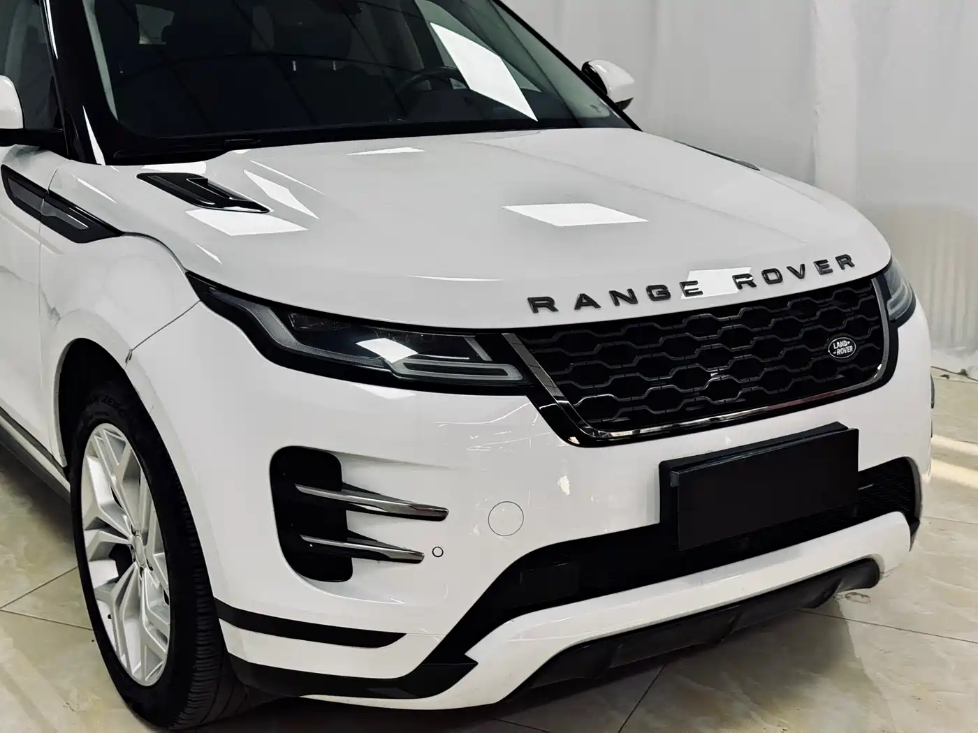 Land Rover Range Rover Evoque 2024 Range Rover Evoque L 200PS Glowing Elegance Edition фото 5