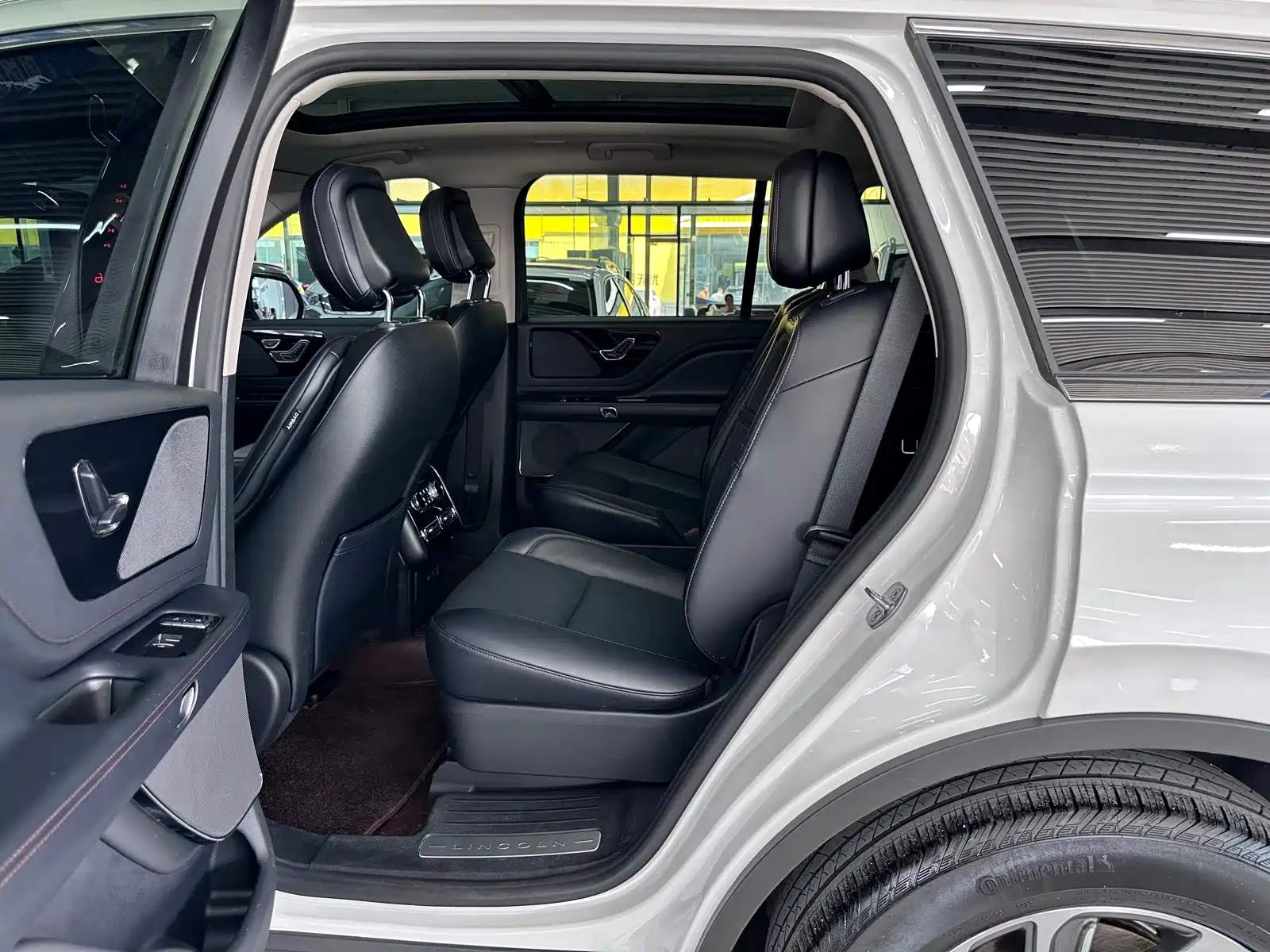 Фото 8 - Lincoln Aviator