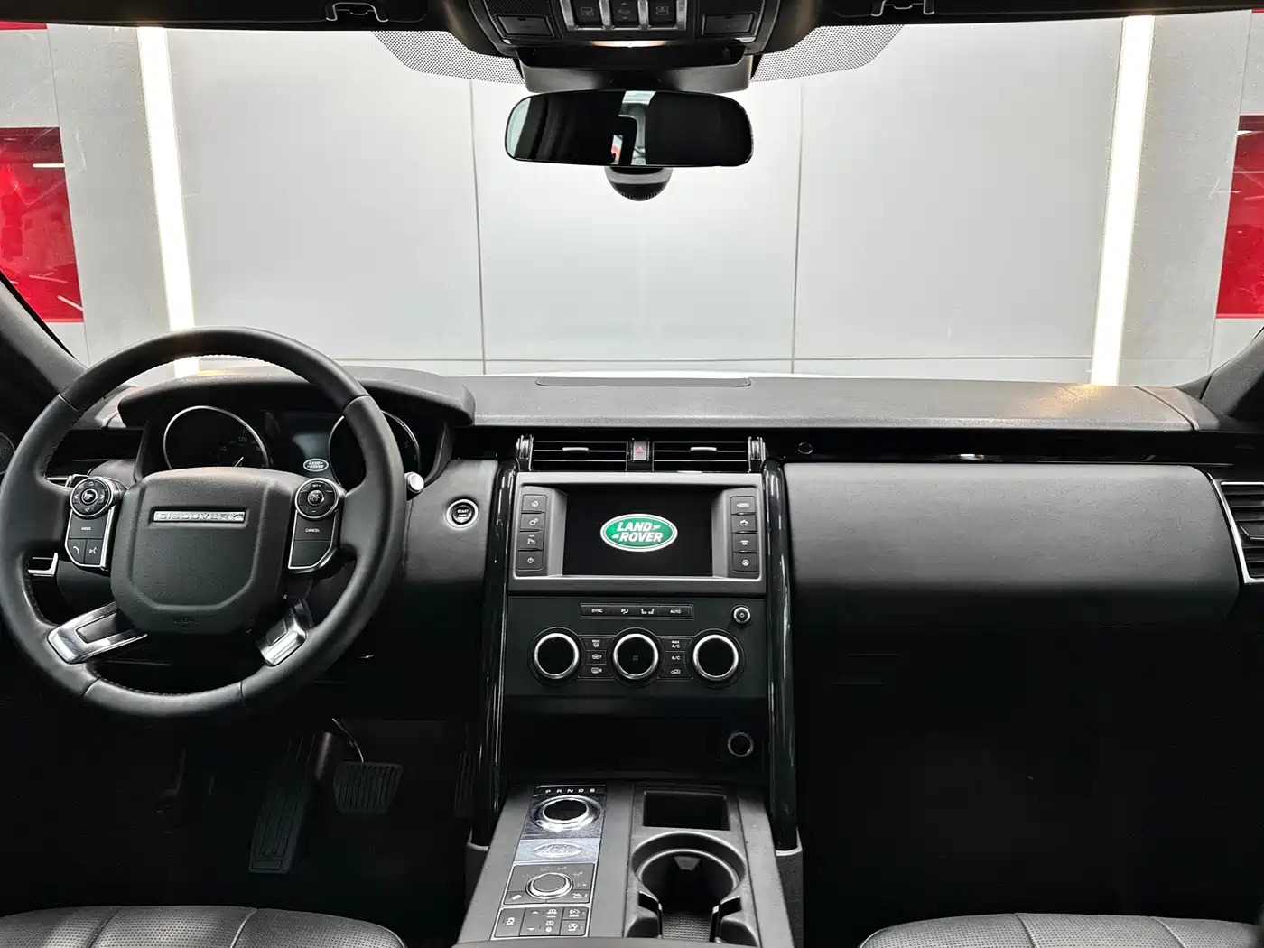 Land Rover Discovery 2017 3.0 SC V6 SE фото 12