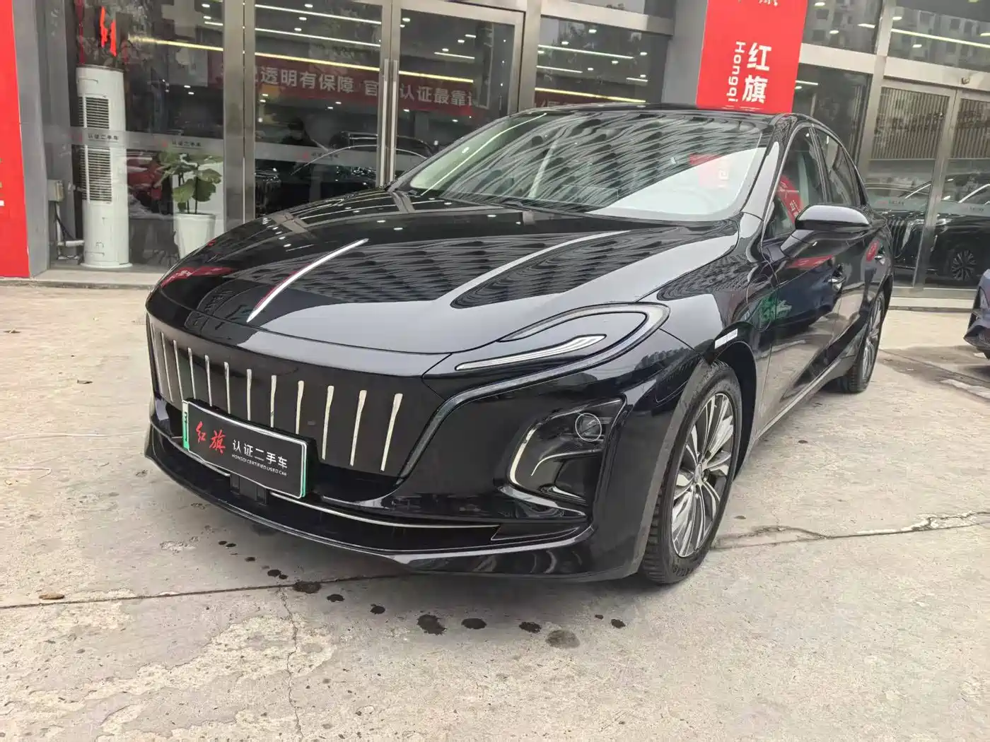Hongqi E-QM5 2024 Model 450km Travel Edition