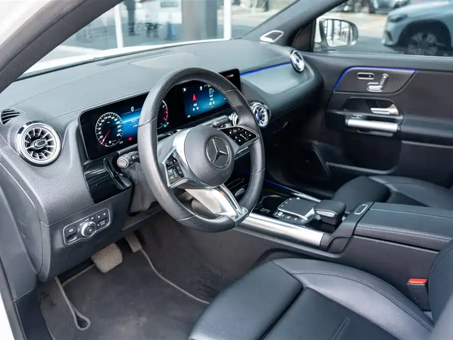 MERCEDES-BENZ GLA