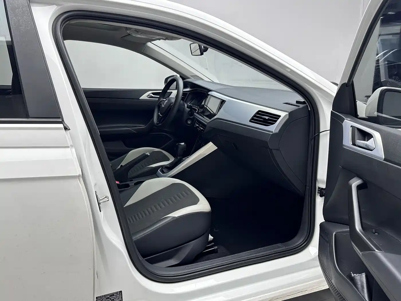 Volkswagen Polo 2019 Plus 1.5L Automatic Colorful Tech Edition фото 10