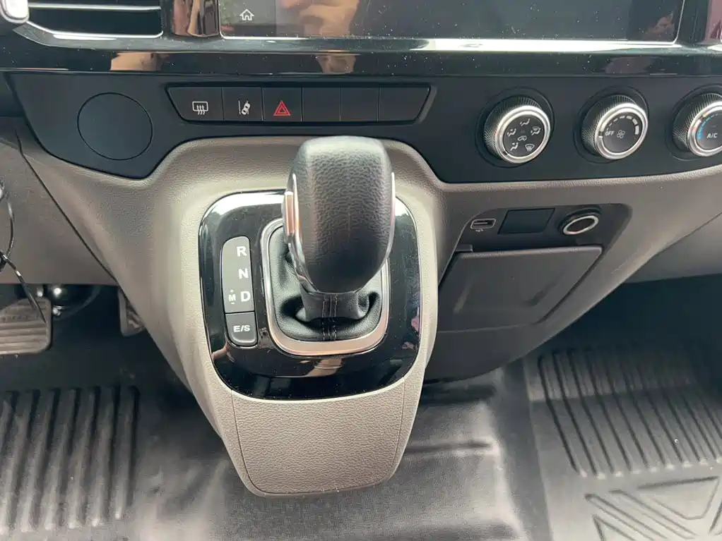 Ford New Generation Transit 2021 2021 2.2T automatic luxury bus Pro long wheelbase with mechanical step 9-seater medium roof China VI