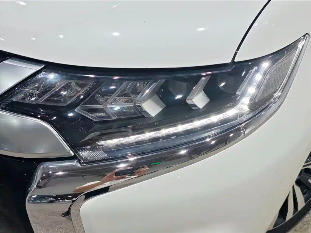 Mitsubishi Outlander 2022 2021 2.4L 4WD Deluxe Edition 7-Seater