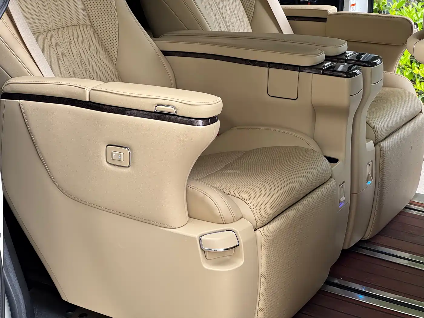 Toyota Vellfire 2020 Twin Engine 2.5L HV Premium Edition фото 18