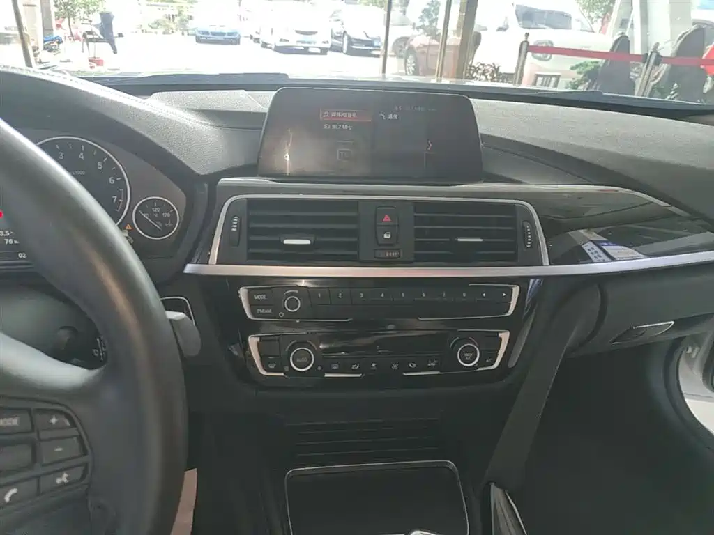 BMW 3 Series 2018 318Li фото 13