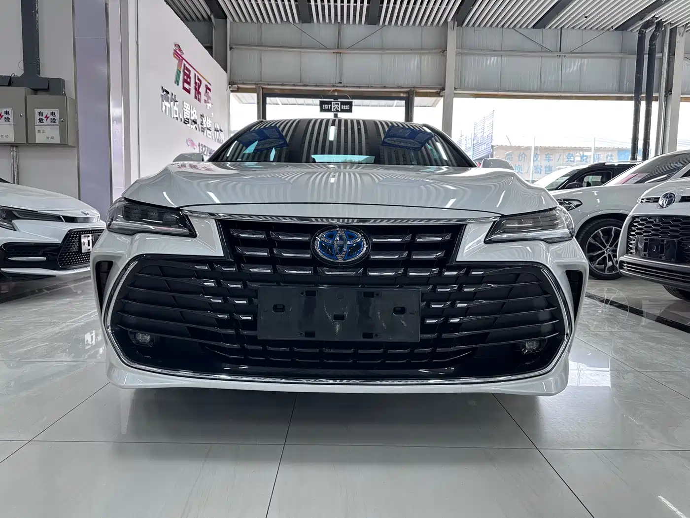 Toyota Avalon 2023 Hybrid 2.5L Luxury Edition фото 2