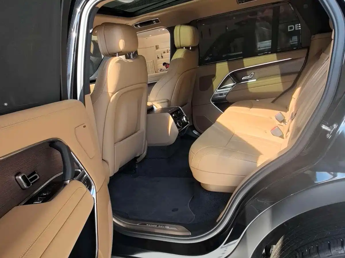 Land Rover Range Rover 2026 Model 3.0 L6 400PS SE Long Wheelbase Version фото 4