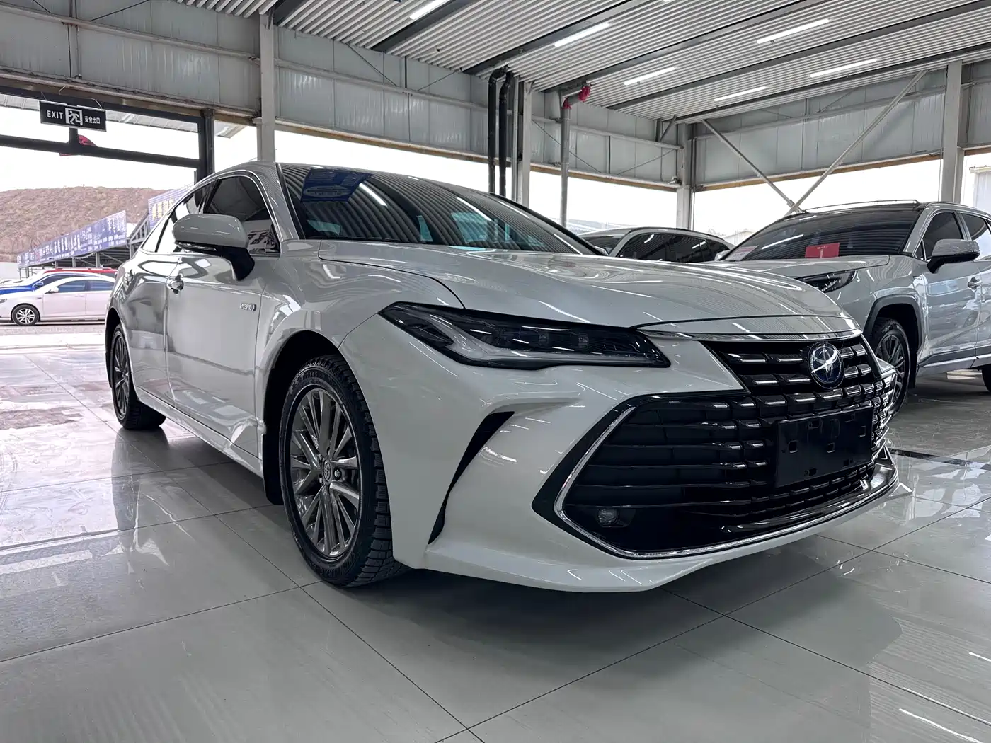 Toyota Avalon 2023 Hybrid 2.5L Luxury Edition фото 3