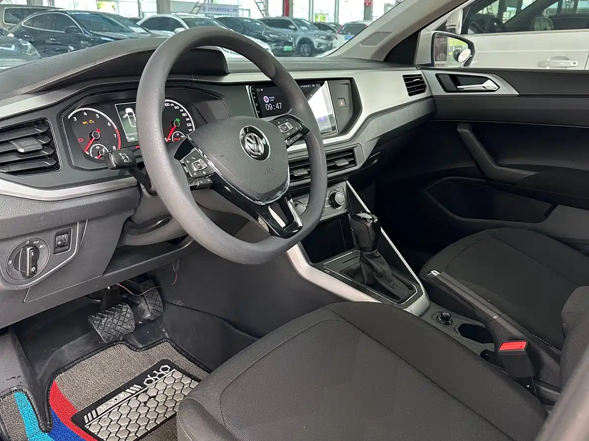 VOLKSWAGEN POLO