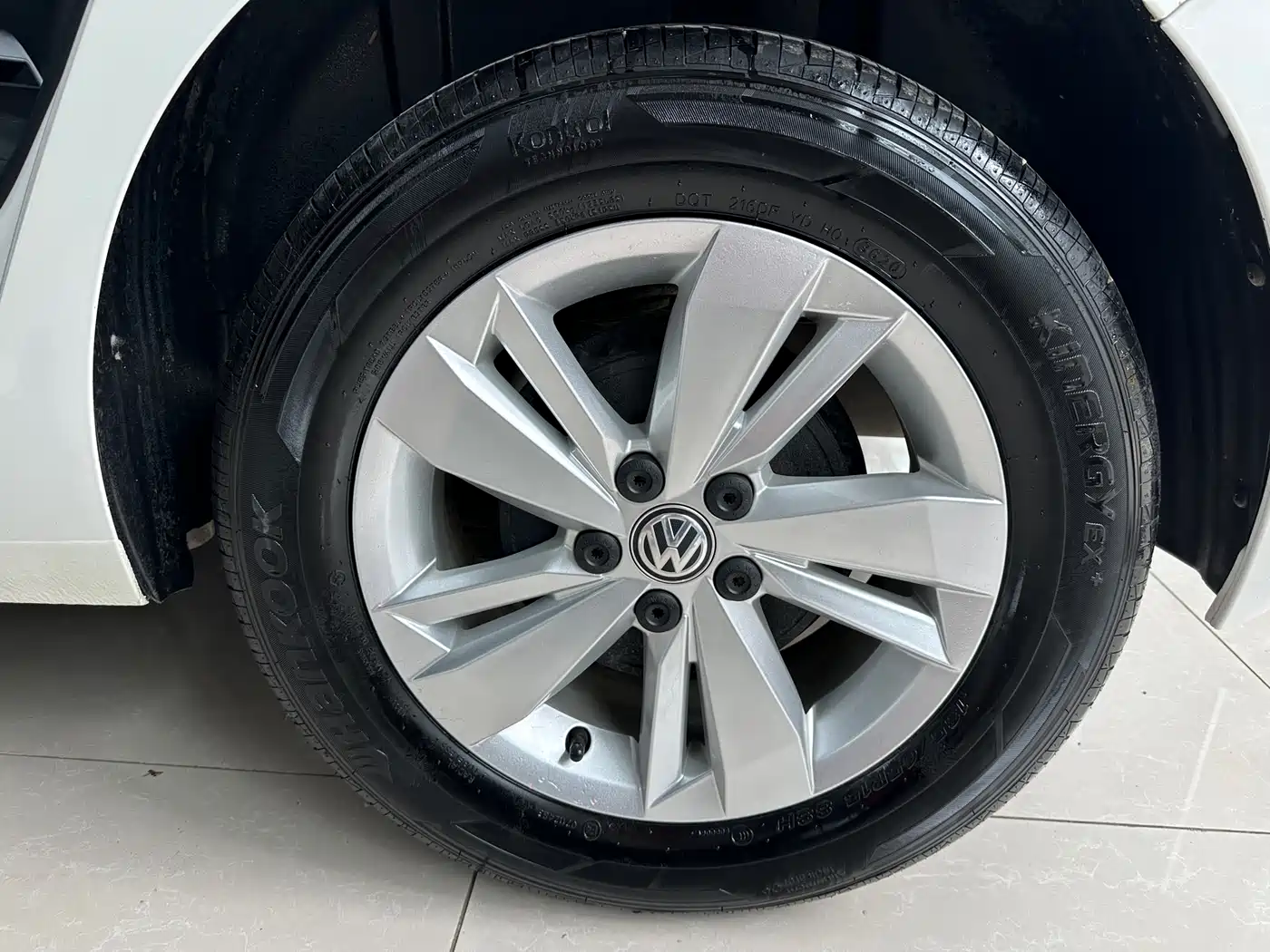 VOLKSWAGEN POLO