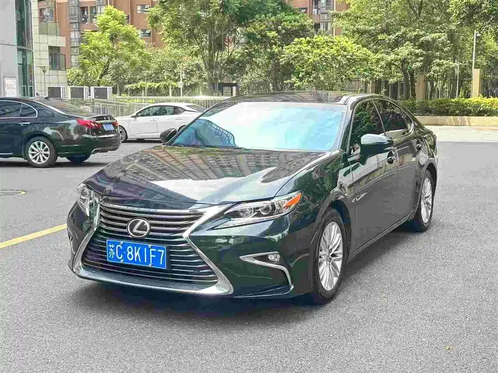Фото 2 - Lexus ES