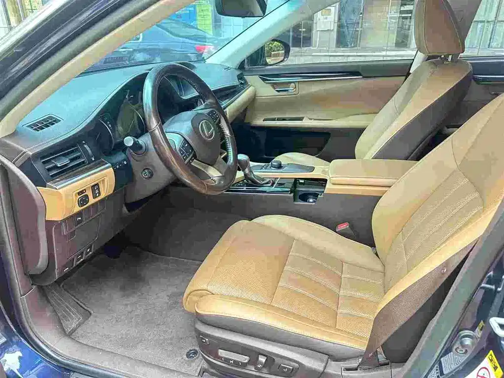 Фото 7 - Lexus ES