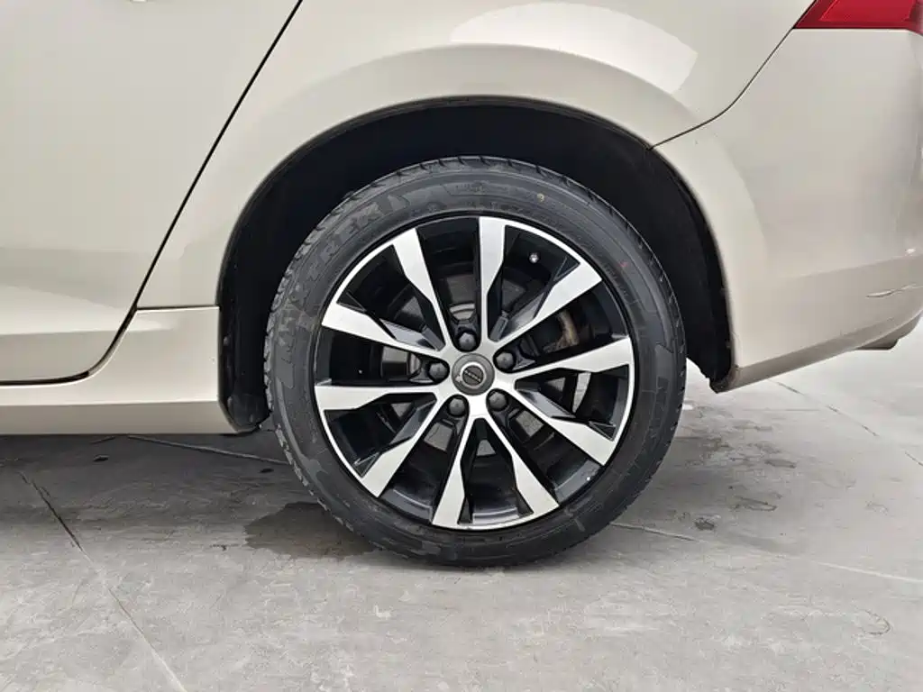 Фото 10 - Volvo S60