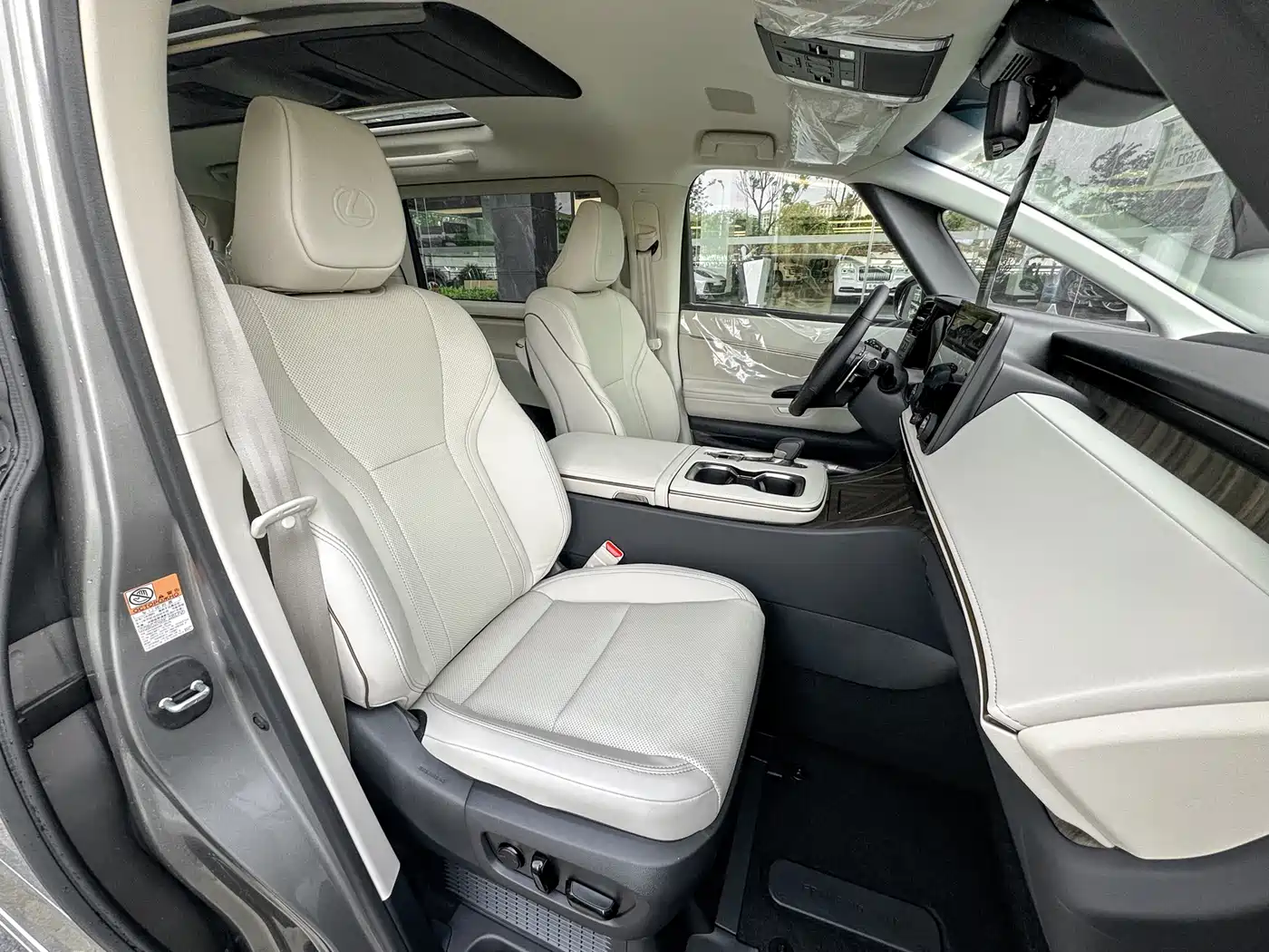 Lexus LM 2025 Model 500h Six-Seater Prestige Edition фото 13