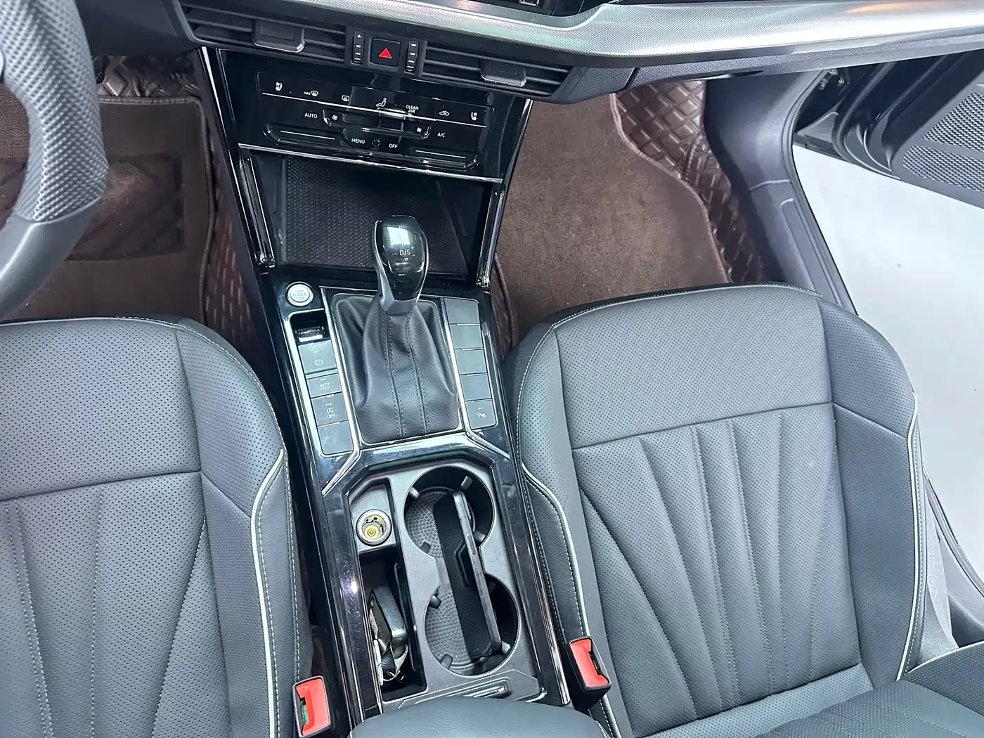 Volkswagen Passat 2024 380TSI Luxury фото 8