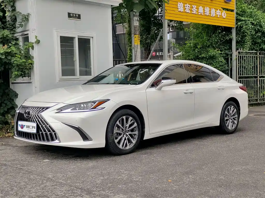 Photo 1 - Lexus ES