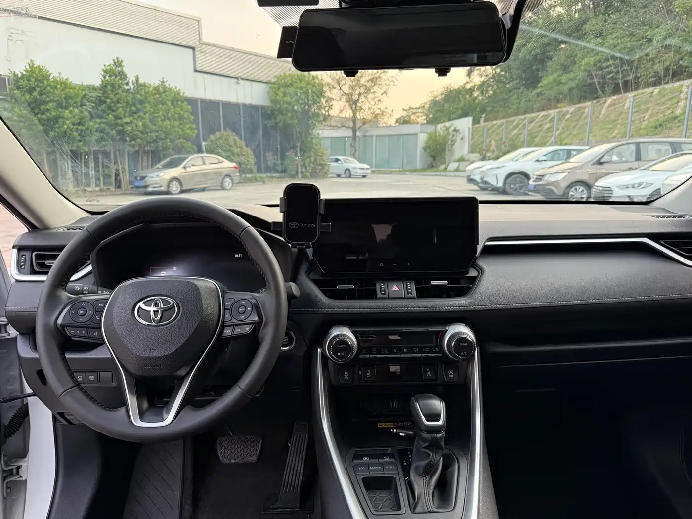 Toyota RAV4 Rongfang 2023 2.0L CVT 2WD 20th Anniversary Platinum Edition фото 7
