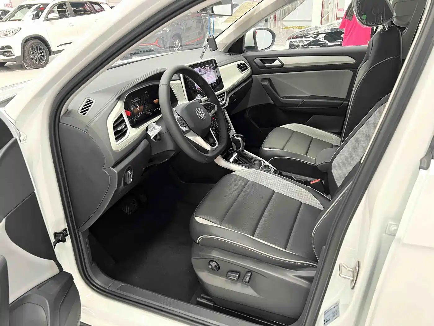 VOLKSWAGEN T-ROC EXPLORING SONGS