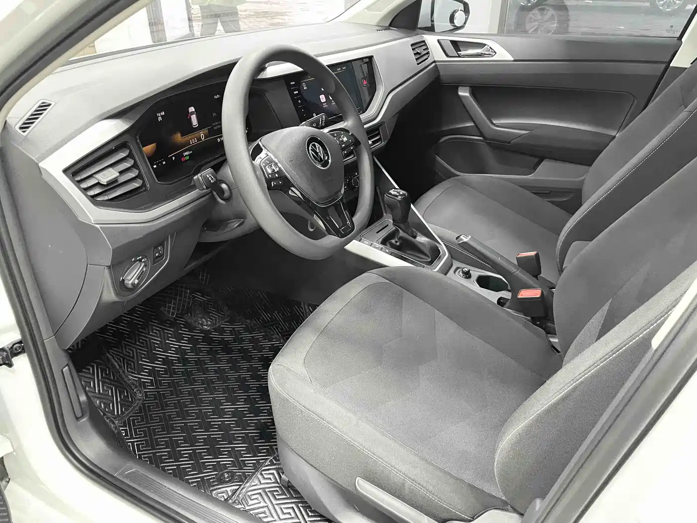 VOLKSWAGEN POLO