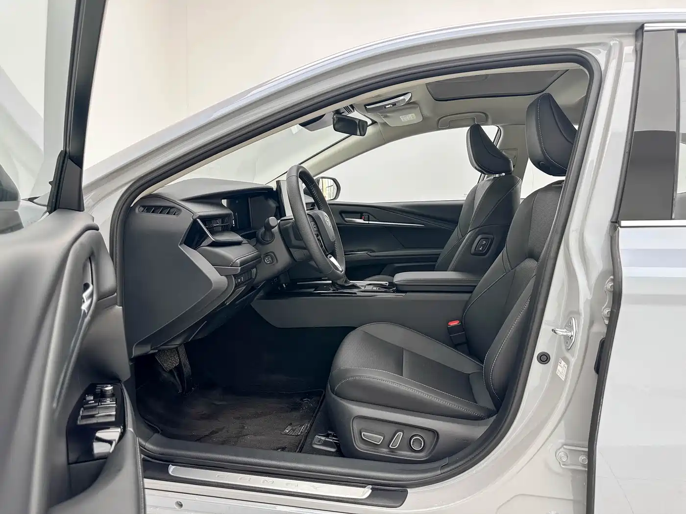 Toyota Camry 2024 Hybrid 2.5HG Premium Edition фото 6