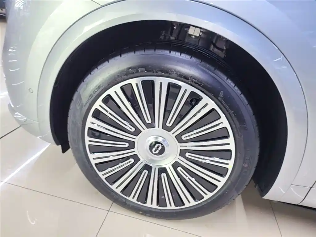 AITO Wenjie AITO M8 2025 Model Extended Range Ultra Edition 53.4kWh 5-Seater фото 23