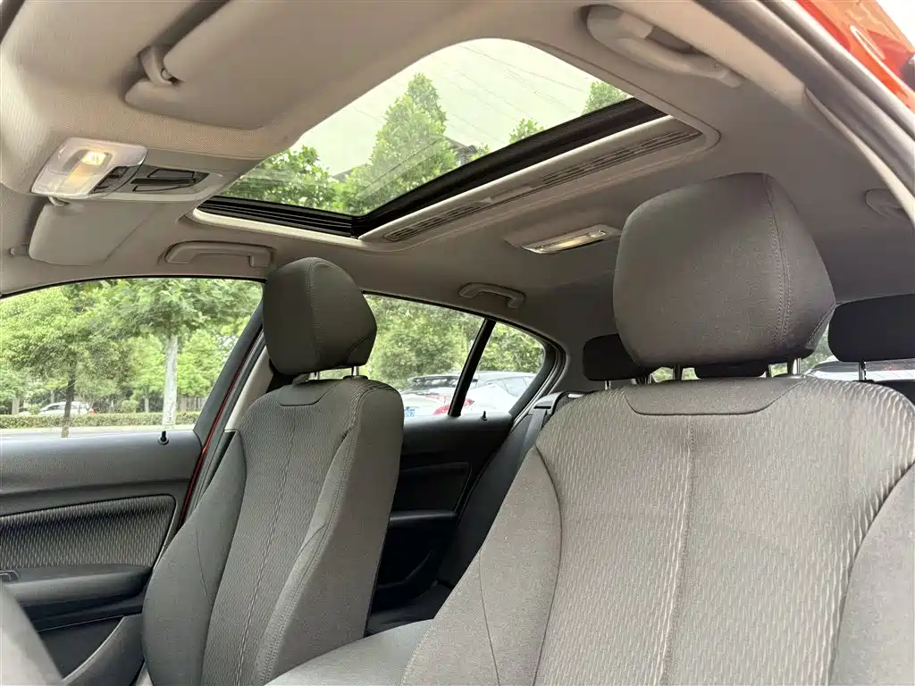 BMW 1 Series (Import) 2015 118i Leading фото 15