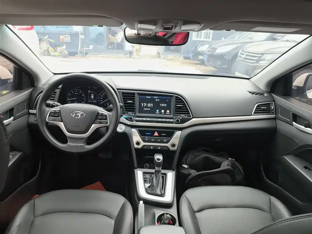 Hyundai Elantra 2018 1.6L Automatic 15th Anniversary Special Edition фото 6