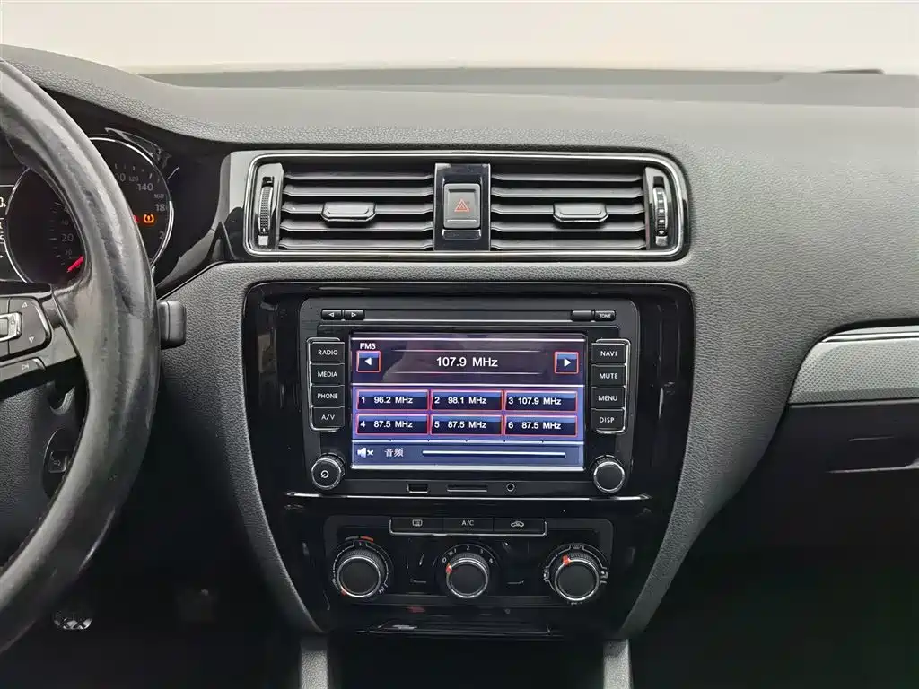 Volkswagen Sagitar 2017 1.6L Manual Comfort фото 12