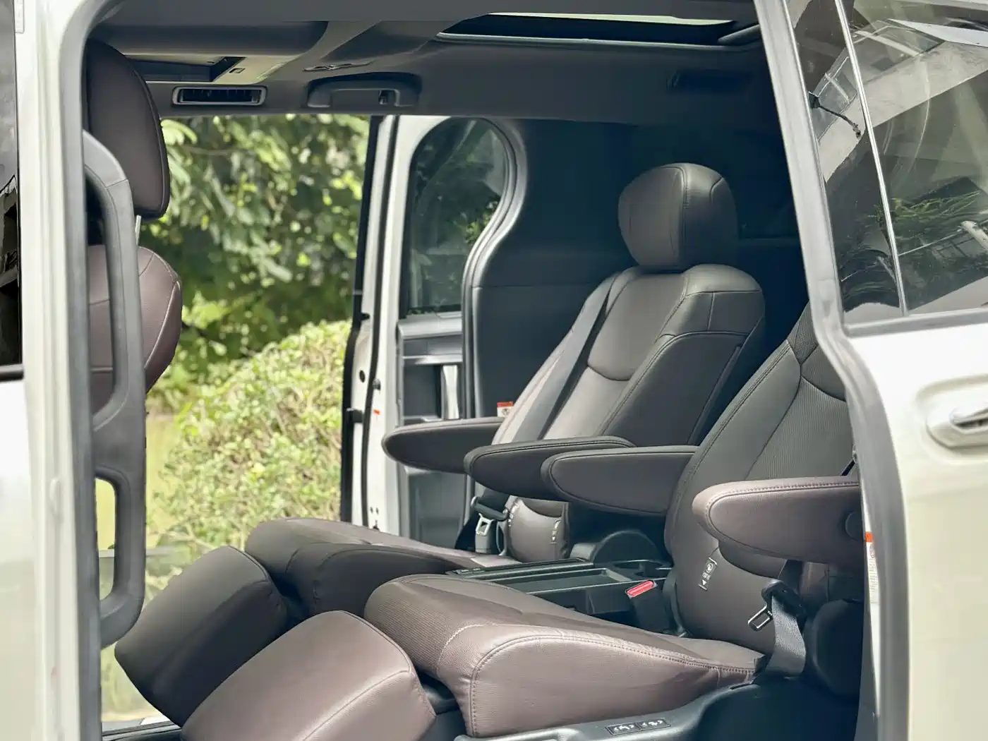 Toyota Granvia 2023 2.5L Hybrid Flagship VIP Edition фото 27