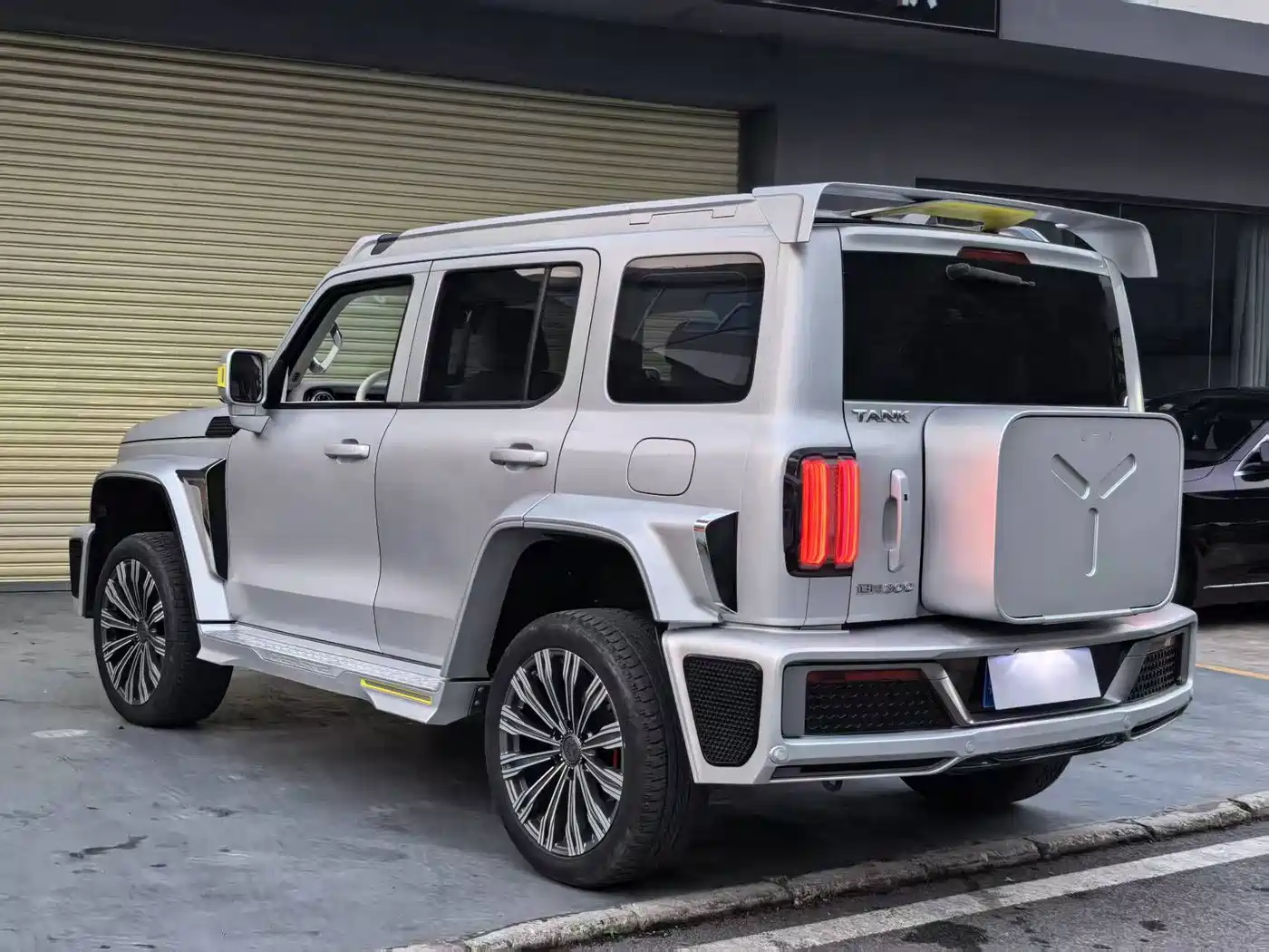 TANK CO CREATION TANK 300