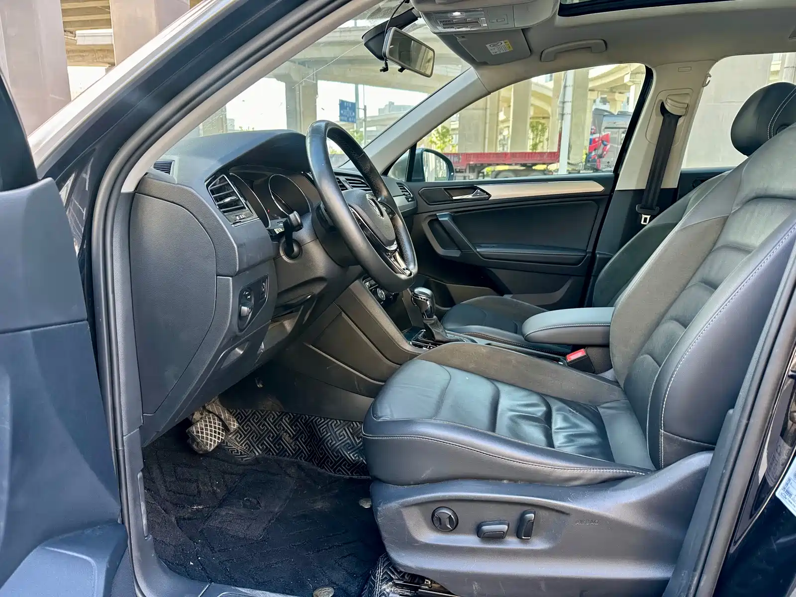 Photo 8 - Volkswagen Tiguan L