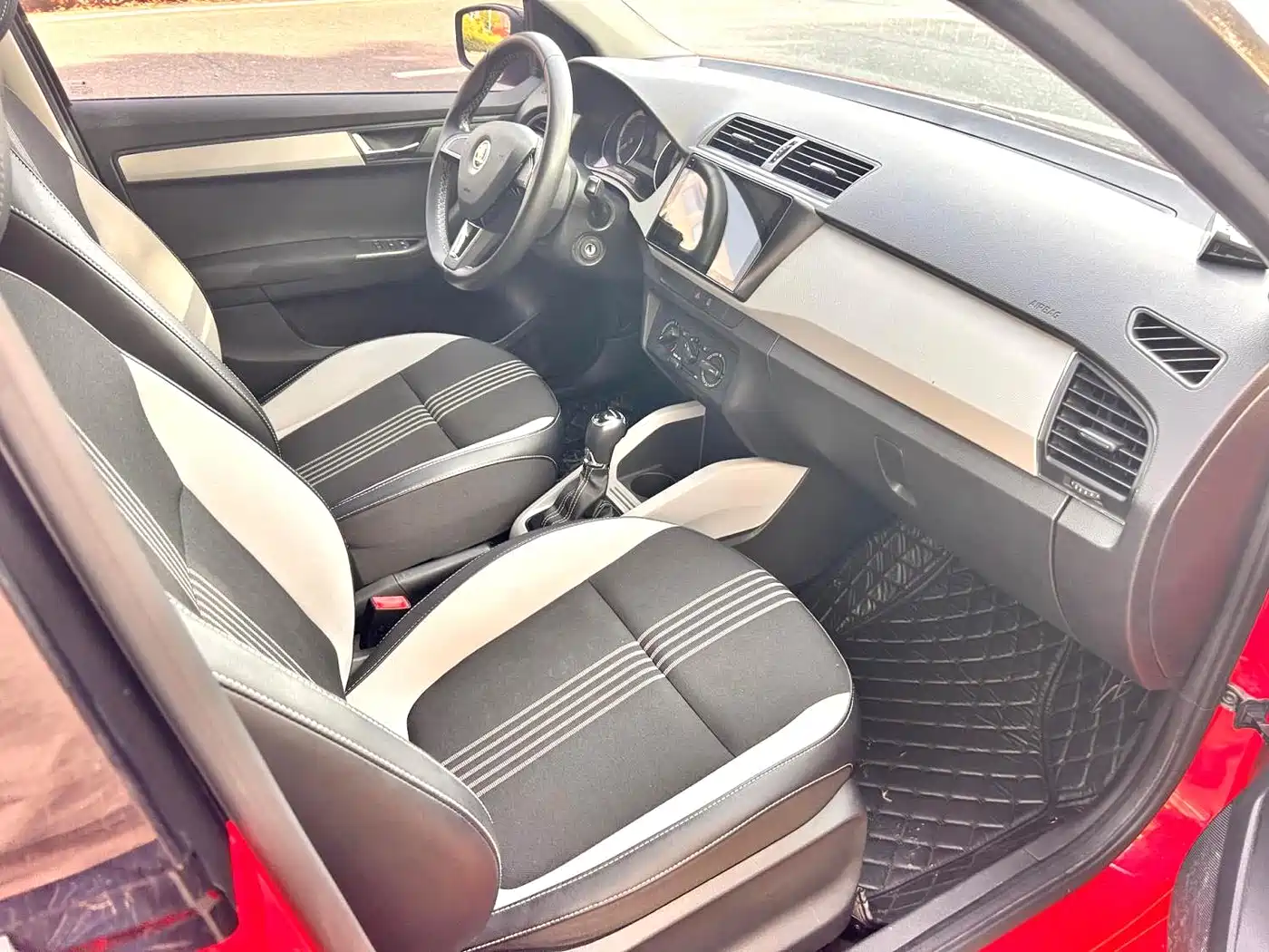 Škoda Fabia 2015 1.6L Automatic Sport фото 11