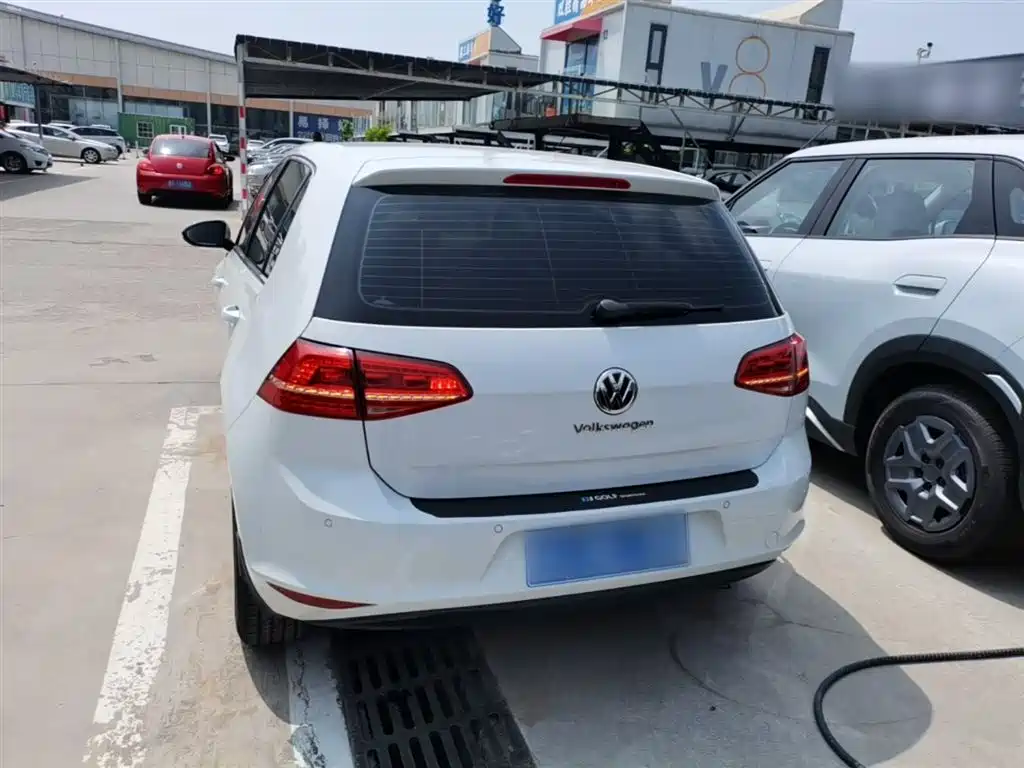 Volkswagen Golf 2014 1.6L Automatic Fashion Edition фото 6