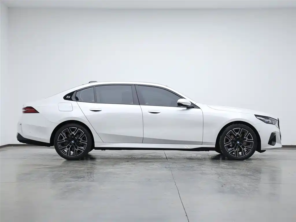 BMW 5 Series 2025 530Li Premium M Sport Package фото 6