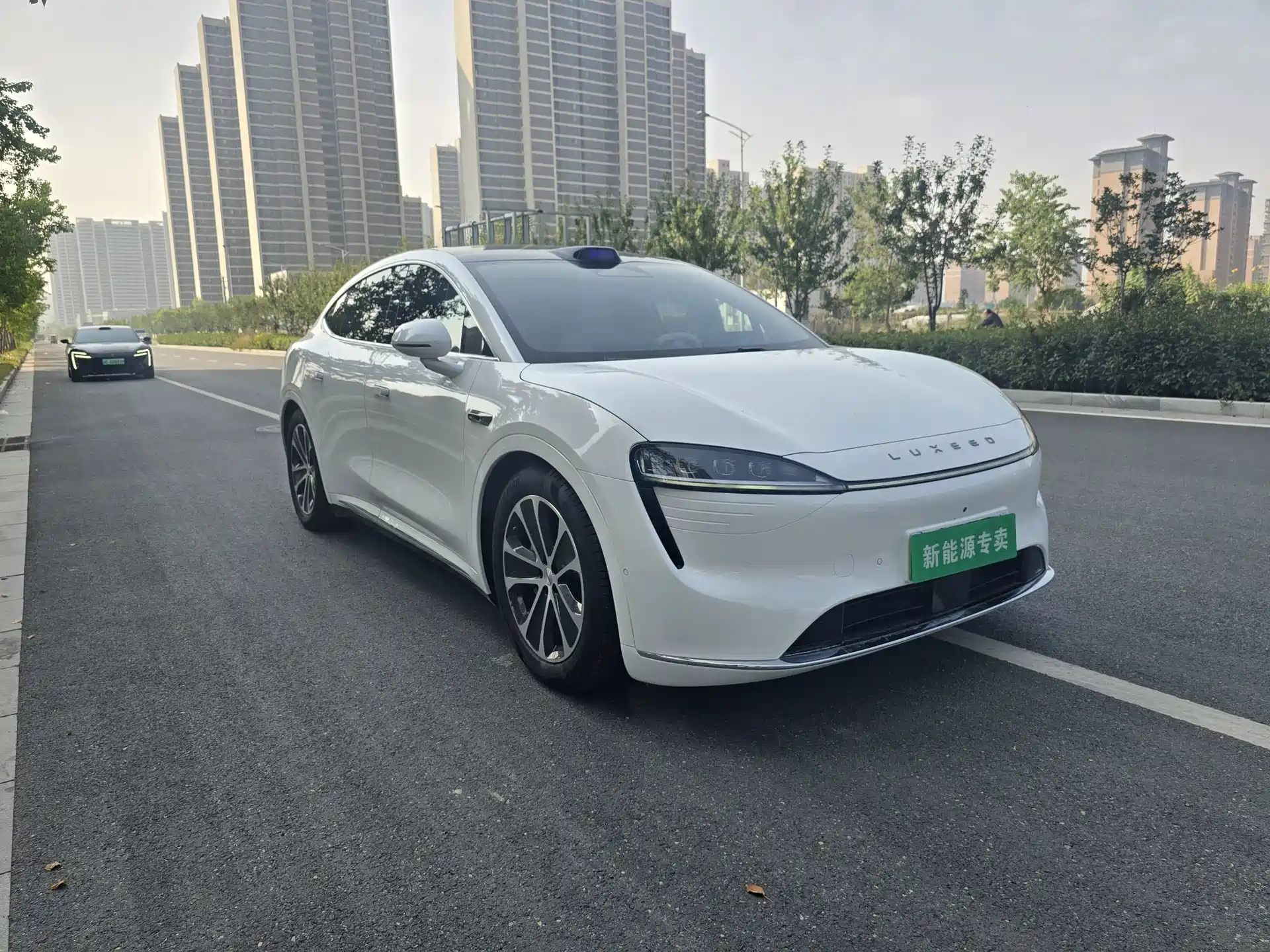 Фото 3 - Zhijie Luxeed R7
