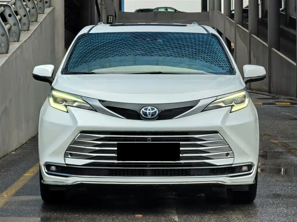 Toyota Sienna 2021 2.5L Hybrid Platinum Edition фото 2