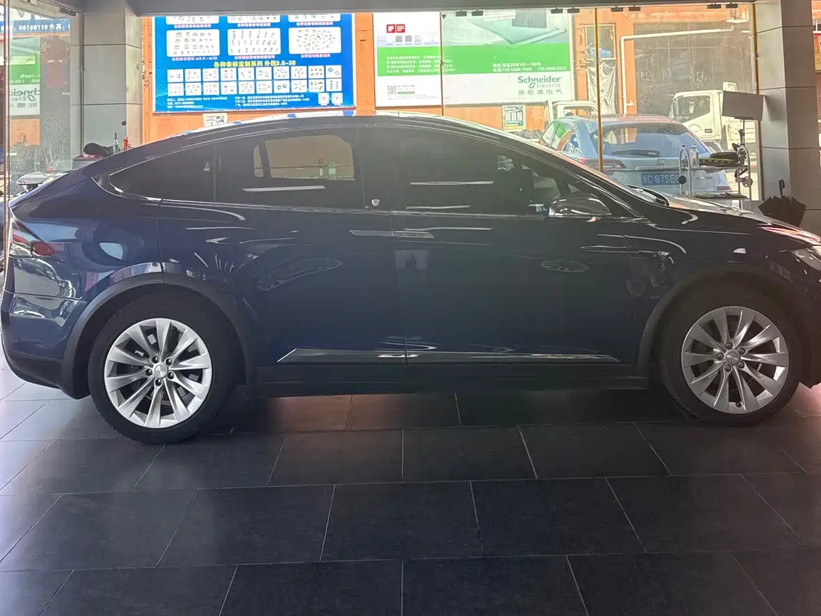 TESLA MODEL X