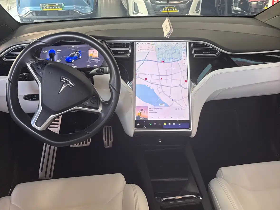 TESLA MODEL X