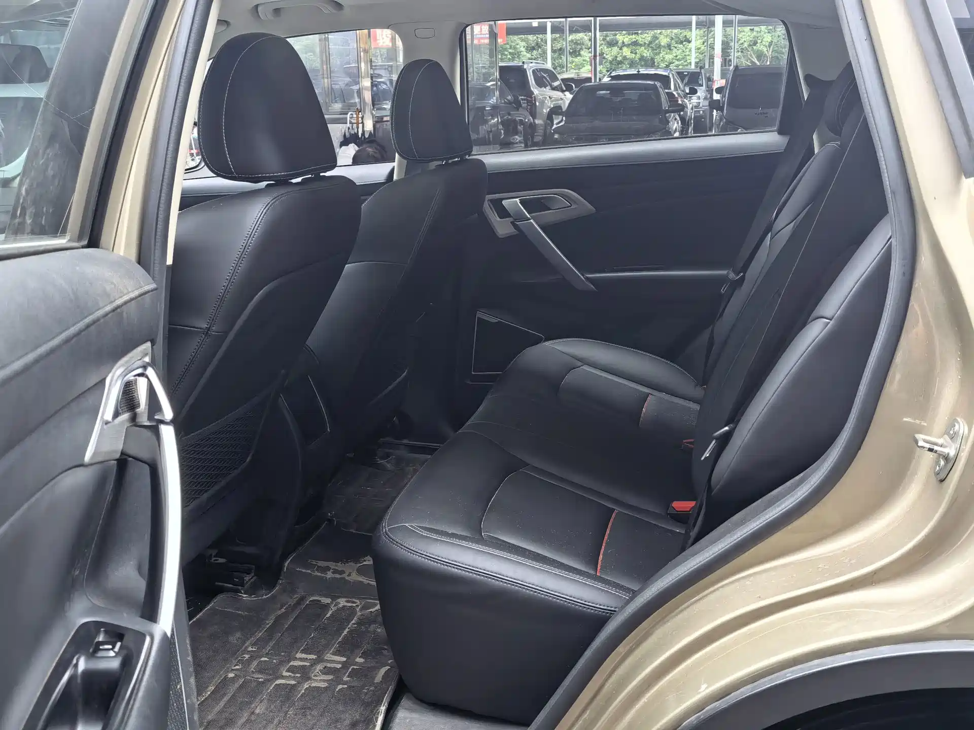 Photo 9 - Geely Atlas