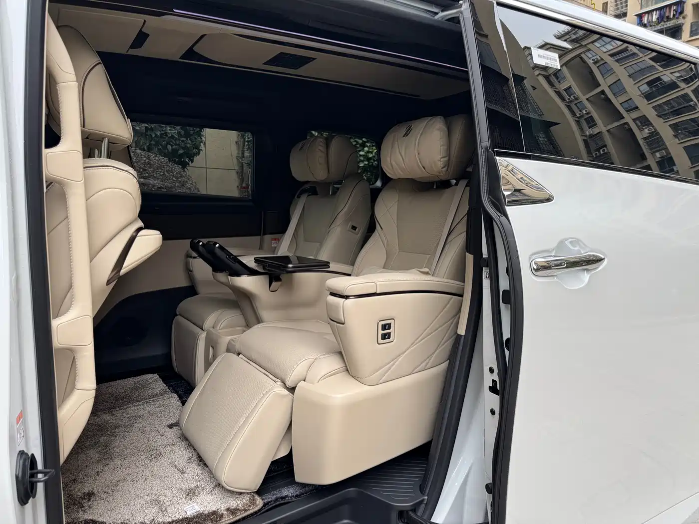 Toyota Alphard 2024 Hybrid 2.5L Ultimate Enjoyment Edition фото 10
