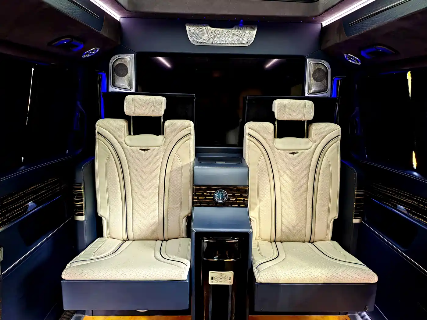 Mercedes-Benz V-Class 2021 V 260 L Long Wheelbase Premium Edition фото 9