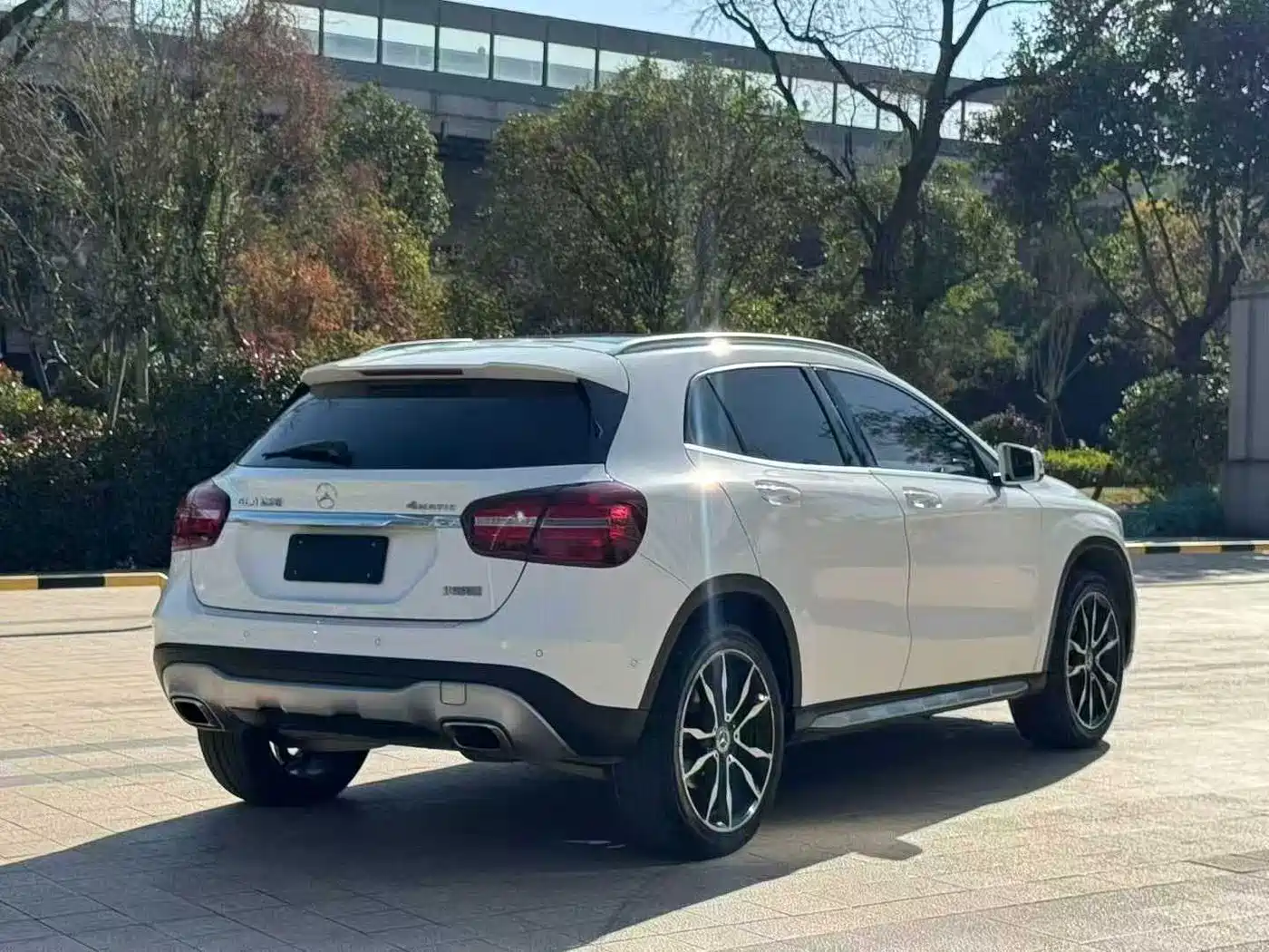 MERCEDES-BENZ GLA